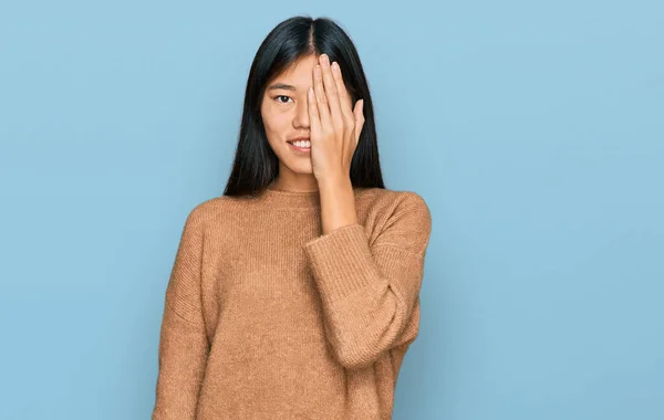 Hermosa Mujer Asiática Joven Usando Suéter Invierno Casual Que Cubre —  Fotos de Stock
