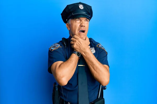 Pohledný Zralý Muž Středním Věku Policejní Uniformě Křičící Udusit Protože — Stock fotografie