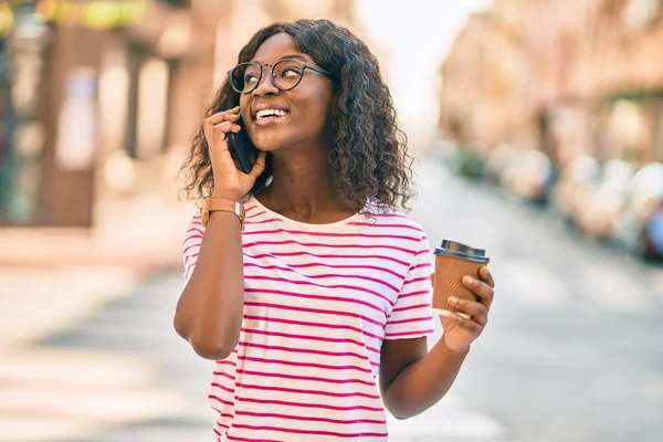 Young African American Girl Talking Smartphone Drinking Coffee City — Stock Photo, Image