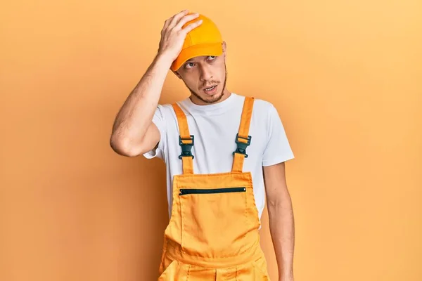 Joven Hispano Vistiendo Uniforme Manitas Sorprendido Con Mano Cabeza Por —  Fotos de Stock