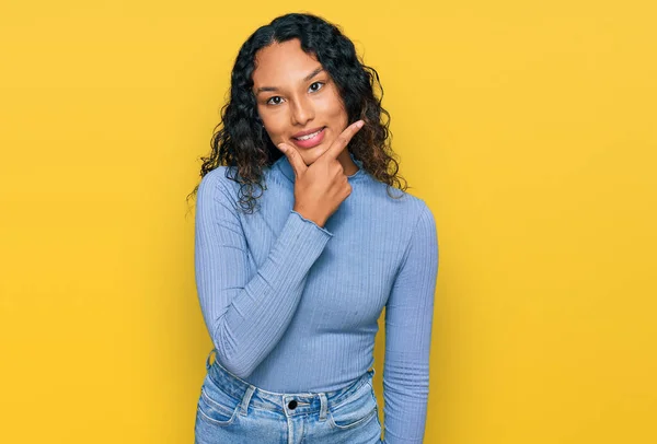 Ung Latinamerikansk Kvinna Med Lockigt Hår Klädd Avslappnade Kläder Tittar — Stockfoto