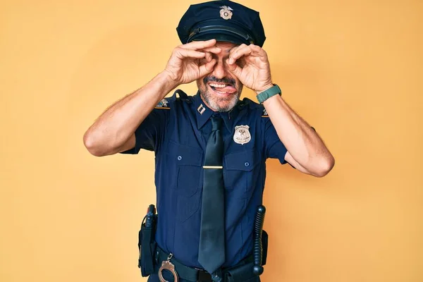 Середньовіччя Іспаномовний Чоловік Поліцейській Формі Робить Нормальний Жест Біноклі Стирчать — стокове фото