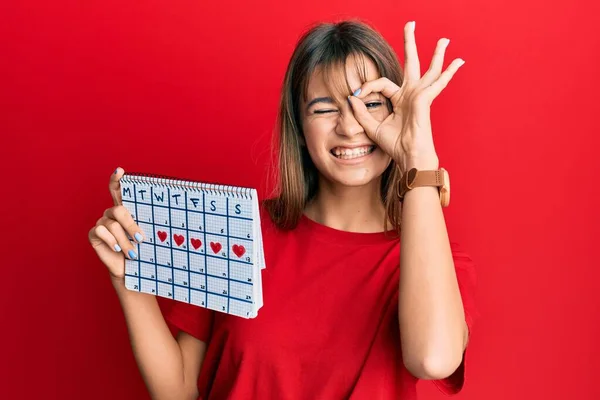 Adolescente Caucasiano Menina Segurando Calendário Coração Sorrindo Feliz Fazendo Sinal — Fotografia de Stock