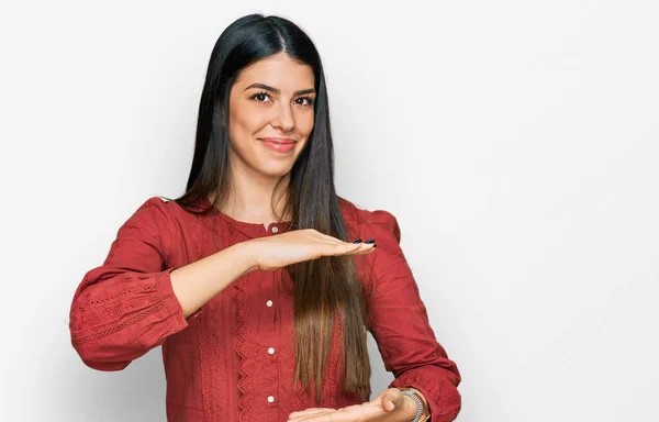 Jeune Femme Hispanique Portant Des Vêtements Décontractés Gesticulant Avec Les — Photo