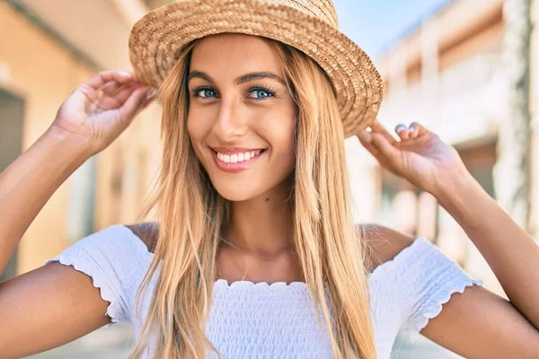 Genç Sarışın Turist Kız Gülümseyerek Şehirde Mutlu Bir Şekilde Yürüyor — Stok fotoğraf
