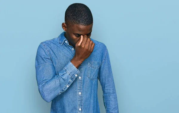 Jonge Afro Amerikaanse Man Draagt Casual Kleding Moe Wrijven Neus — Stockfoto