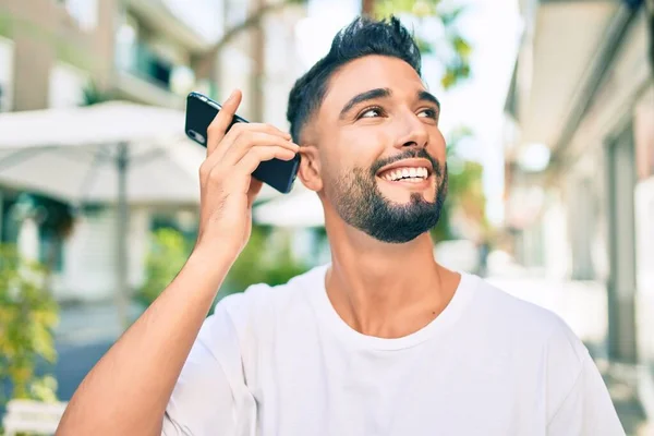 Jeune Homme Arabe Souriant Heureux Message Audio Utilisant Smartphone Ville — Photo