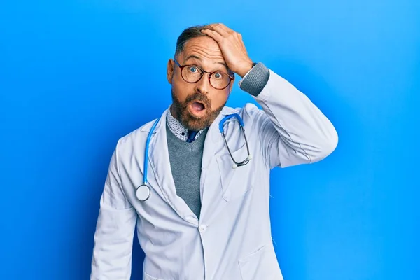 Knappe Man Van Middelbare Leeftijd Doktersuniform Stethoscoop Verrast Met Hand — Stockfoto