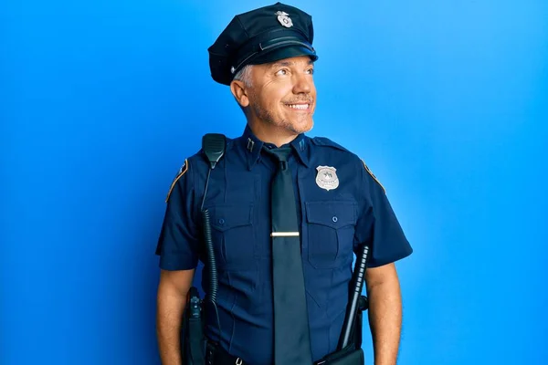 Yakışıklı Olgun Bir Adam Polis Üniforması Giyiyor Yüzünde Gülümseme Doğal — Stok fotoğraf