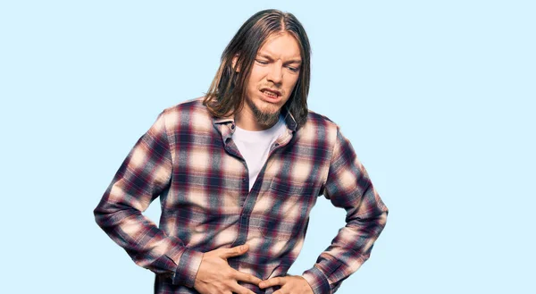 Bellissimo Uomo Caucasico Con Capelli Lunghi Che Indossa Camicia Hipster — Foto Stock