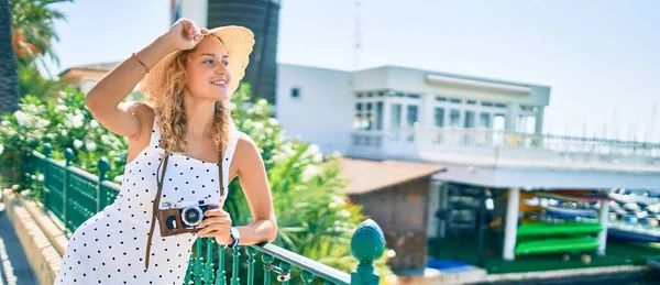 금발의 아름다운 코카서스 빈티지 카메라를 사용하여 여름날 야외에서 행복하게 — 스톡 사진