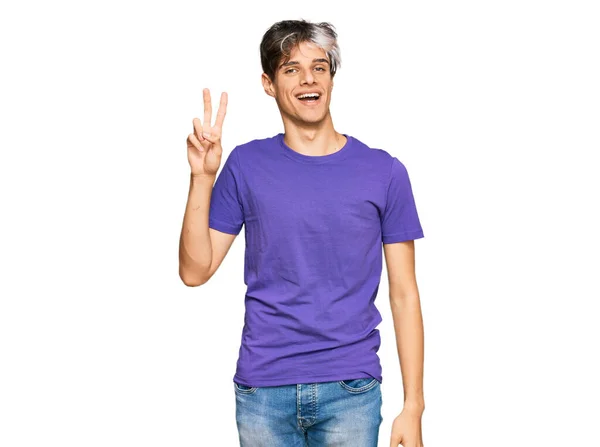 Jovem Hispânico Vestindo Roupas Casuais Sorrindo Com Rosto Feliz Piscando — Fotografia de Stock