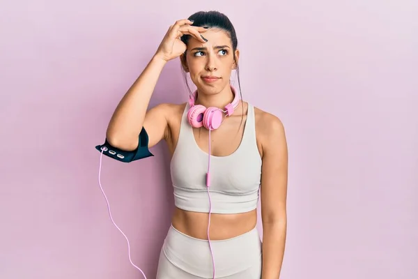 Ung Latinamerikansk Kvinna Klädd Gympakläder Och Med Hörlurar Orolig Och — Stockfoto