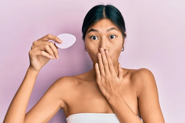 Mujer Joven China Que Usa Toalla Ducha Con Esponja Cosmética — Foto de Stock