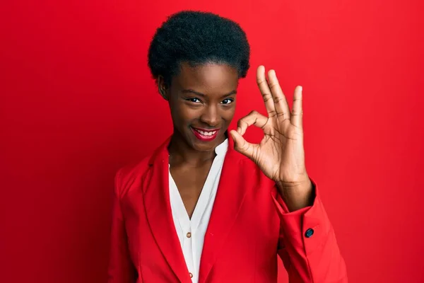 Chica Afroamericana Joven Con Ropa Negocios Sonriendo Positiva Haciendo Signo — Foto de Stock