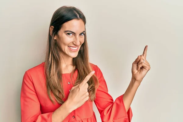 Jonge Mooie Vrouw Dragen Casual Kleding Glimlachen Kijken Naar Camera — Stockfoto