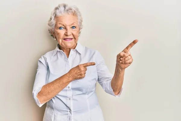 Femme Âgée Aux Cheveux Gris Portant Des Vêtements Décontractés Souriant — Photo