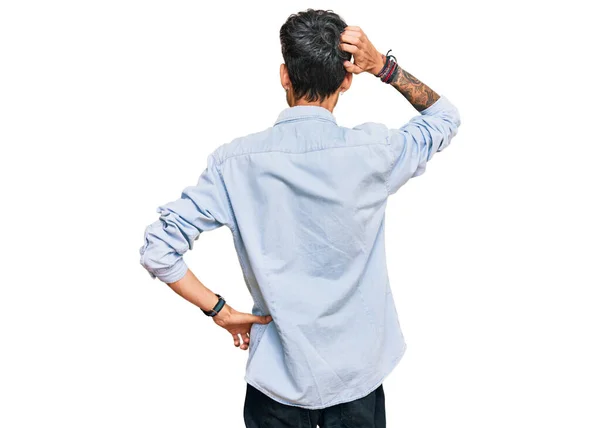 Junger Hispanischer Mann Lässiger Kleidung Denkt Mit Der Hand Auf — Stockfoto