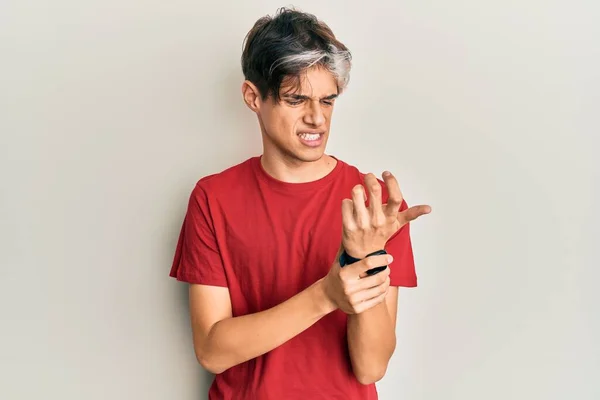 Jovem Hispânico Vestindo Roupas Casuais Sofrendo Dor Nas Mãos Dedos — Fotografia de Stock