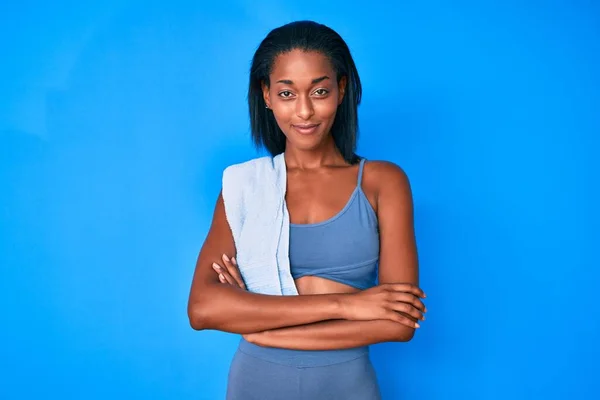 Jonge Afro Amerikaanse Vrouw Die Een Vrolijk Gezicht Draagt Glimlachend — Stockfoto