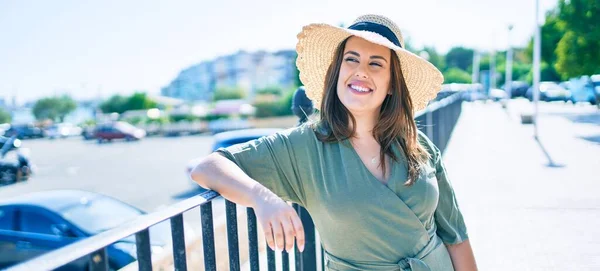 Mulher Hispânica Jovem Férias Sorrindo Feliz Inclinando Balaustrada Rua Cidade — Fotografia de Stock