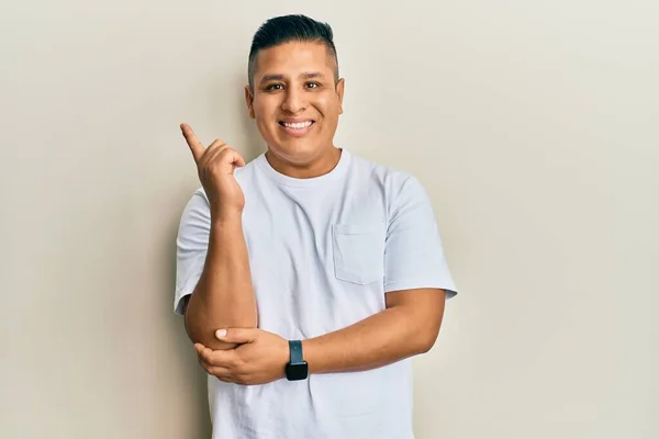 Hombre Latino Joven Con Una Camiseta Blanca Casual Con Una —  Fotos de Stock