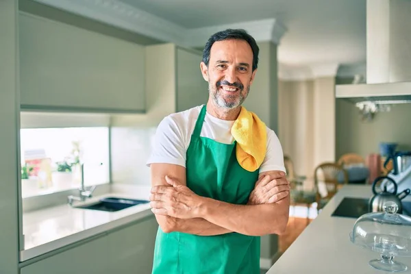 Středního Věku Hospodyně Muž Vousy Usmívá Šťastný Stojící Kuchyni — Stock fotografie