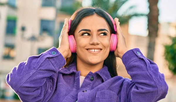 Joven Mujer Hispana Sonriendo Feliz Usando Auriculares Ciudad — Foto de Stock