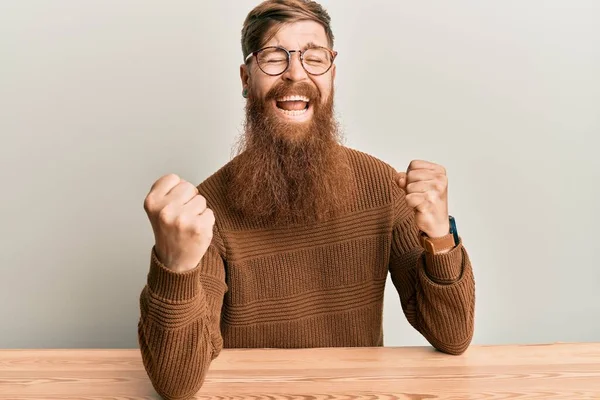 Jonge Ierse Roodharige Man Met Casual Kleding Bril Tafel Die — Stockfoto