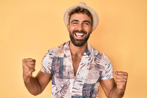 Joven Hombre Hispano Con Sombrero Verano Celebrando Sorprendido Sorprendido Por — Foto de Stock