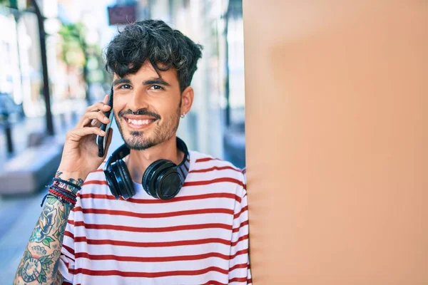 Jovem Hispânico Vestindo Fones Ouvido Usando Smartphone Rua Cidade — Fotografia de Stock