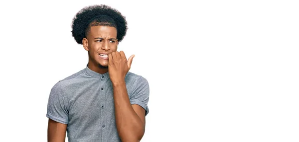 Afro Amerikanischer Mann Mit Afro Haaren Lässig Gekleidet Sieht Gestresst — Stockfoto