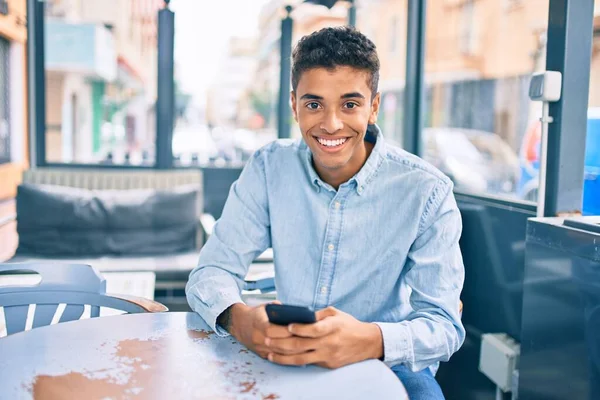 Joven Latino Sonriendo Feliz Usando Smartphone Terraza Cafetería —  Fotos de Stock
