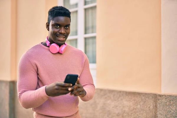 Giovane Uomo Afroamericano Sorridente Felice Con Smartphone Cuffie Città — Foto Stock