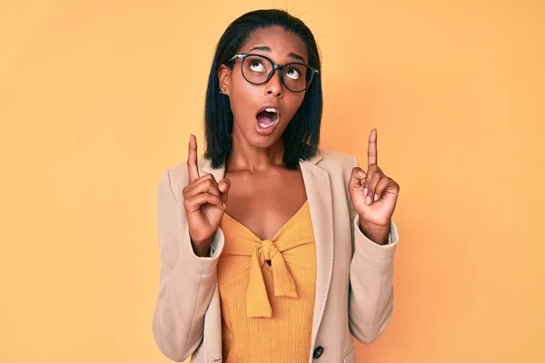 Junge Afrikanisch Amerikanische Frau Businesskleidung Erstaunt Und Überrascht Mit Erhobenen — Stockfoto