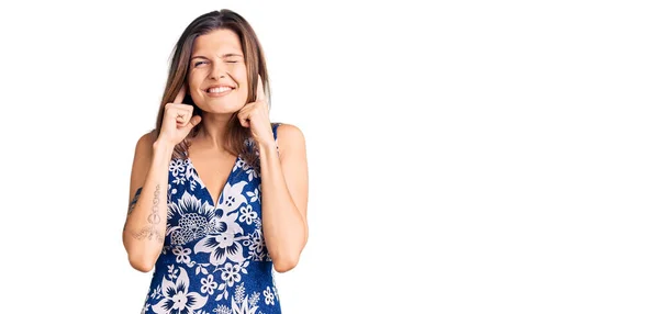 Schöne Kaukasische Frau Sommerkleid Die Die Ohren Mit Den Fingern — Stockfoto