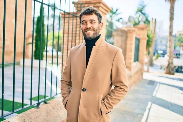 Bonito Homem Negócios Vestindo Jaqueta Elegante Sorrindo Feliz Livre — Fotografia de Stock