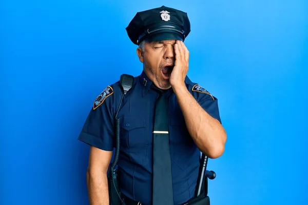 Yakışıklı Olgun Polis Üniforması Giyen Yarı Yüzünü Göz Ağzını Eliyle — Stok fotoğraf