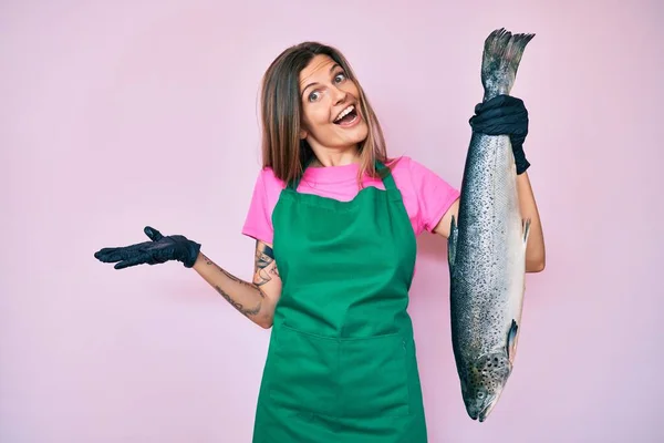 Beautiful Caucasian Woman Fishmonger Selling Fresh Raw Salmon Celebrating Achievement — Stock Photo, Image