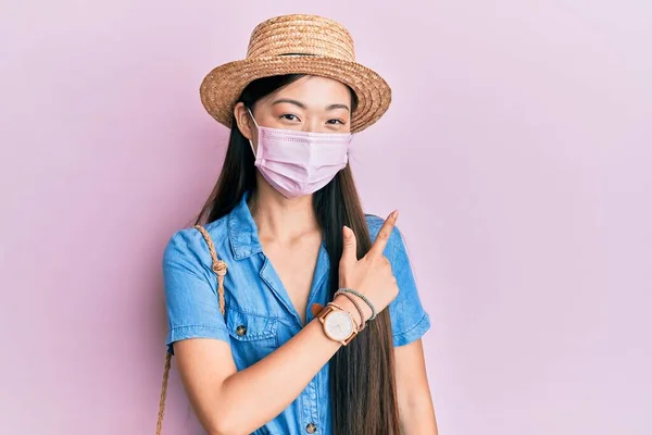Νεαρή Κινέζα Που Φοράει Ιατρική Μάσκα Καλοκαίρι Χαμογελώντας Χαρούμενη Δείχνοντας — Φωτογραφία Αρχείου
