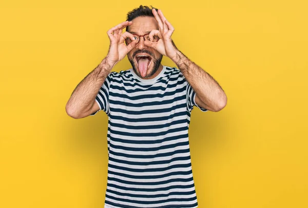 Uomo Mezza Età Indossa Abiti Casual Occhiali Facendo Gesto Come — Foto Stock