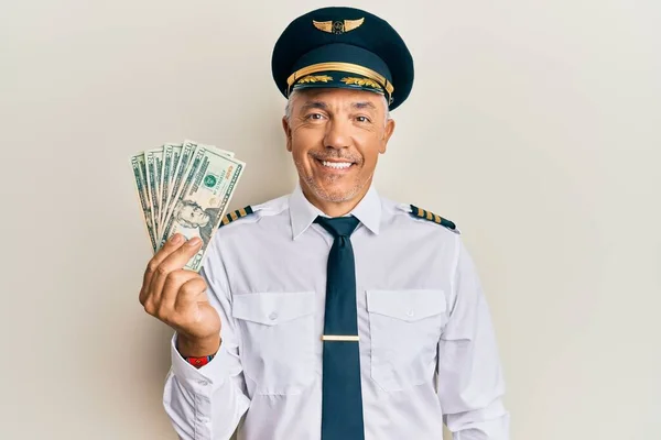 Fešák Středního Věku Dospělý Muž Sobě Letadlo Pilot Uniforma Držení — Stock fotografie
