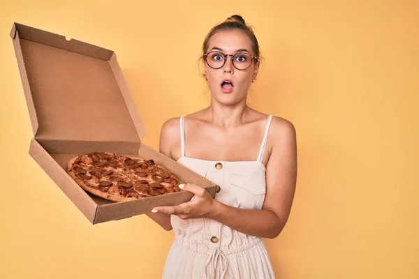 Hermosa Mujer Caucásica Sosteniendo Sabrosa Pizza Pepperoni Asustada Sorprendida Con —  Fotos de Stock