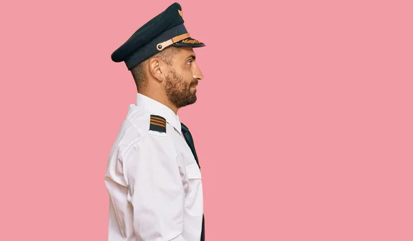 Bello Uomo Con Barba Indossando Uniforme Pilota Aereo Cercando Lato — Foto Stock