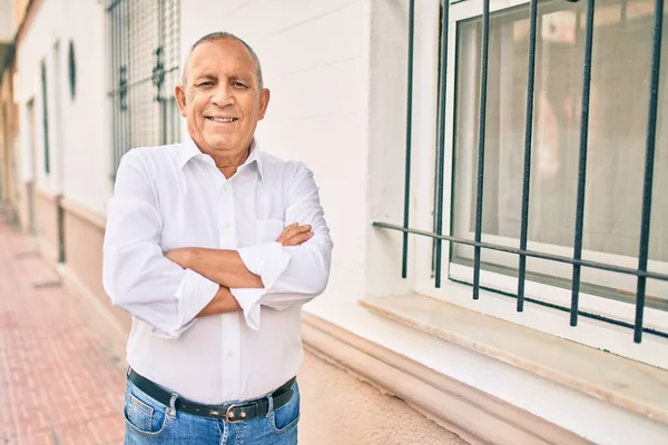 Homem Sênior Sorrindo Feliz Andando Cidade — Fotografia de Stock