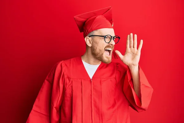 Νεαρός Κοκκινομάλλης Φοράει Κόκκινο Καπέλο Αποφοίτησης Και Επίσημη Ρόμπα Φωνάζοντας — Φωτογραφία Αρχείου
