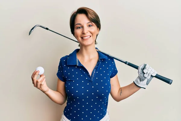 Kısa Saçlı Elinde Top Tutan Golf Sopasıyla Gülümseyen Esmer Bir — Stok fotoğraf