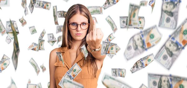 молодая красивая блондинка в повседневной одежде и очках показывая средний палец, невежливый и грубый отвали выражение лица