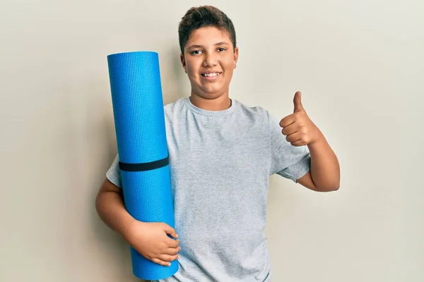 Adolescent Hispanique Garçon Tenant Tapis Yoga Sourire Heureux Positif Pouce — Photo