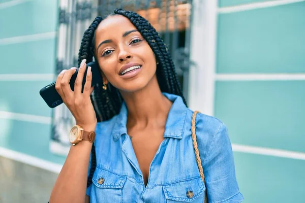 Joven Mujer Afroamericana Sonriendo Feliz Escuchando Mensaje Audio Utilizando Teléfono — Foto de Stock